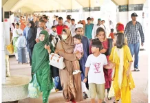 শেকড়ের টানে ঢাকা ছাড়ছেন লাখ লাখ ঘরমুখো মানুষ