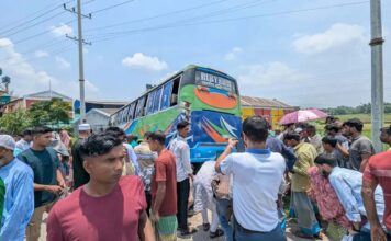 নেত্রকোণায় বাসচাপায় মা ও দুই মেয়ে নিহত