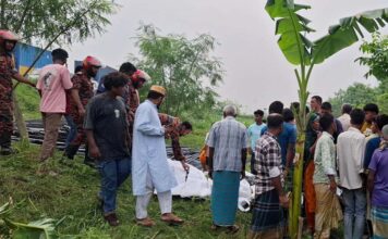 টাঙ্গাইলে রডবোঝাই ট্রাক উল্টে নিহত ১৫