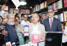 বাংলা কিউআর ব্যবহার করে কেনাকাটা করলেন তথ্যমন্ত্রী