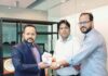 পপুলার টোয়েন্টিফোর নিউজ ডটকম এর প্রতিষ্ঠাবার্ষিকী উপলক্ষে শাহজালাল ইসলামী ব্যাংকের এএমডি আব্দুল্লাহ আল-মামুনকে সম্মাননা স্মারক প্রদান